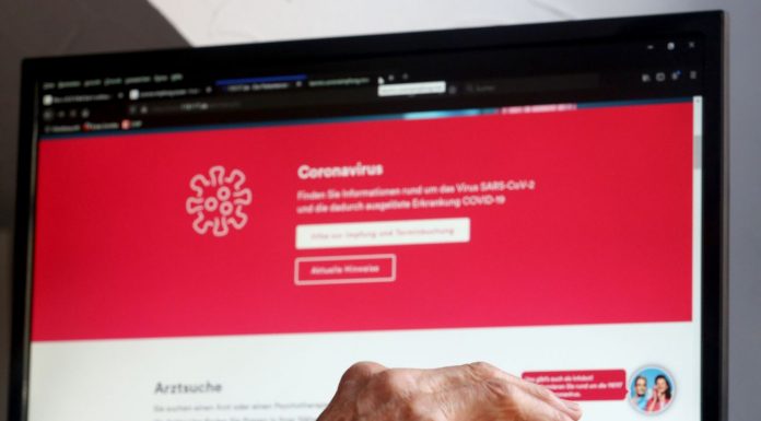 A big hurdle for older Americans trying to get vaccinated: Using the internet