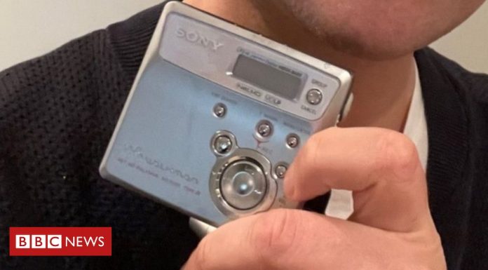 Vintage technology: ‘It sounds so much cleaner’ – BBC News