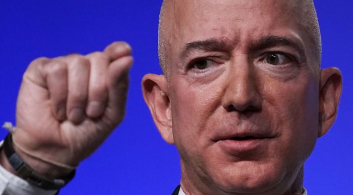 Amazon started a Twitter war because Jeff Bezos was pissed